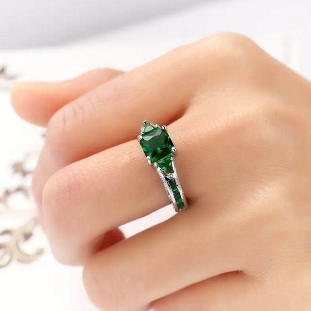 New beautiful green women's ring - Picture 3 of 3